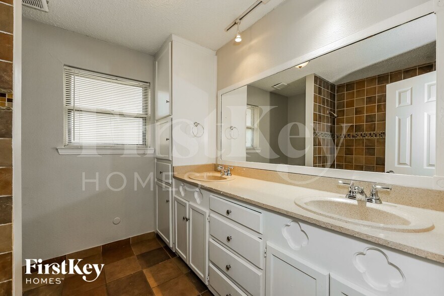 Building Photo - 3417 Willowcrest Dr