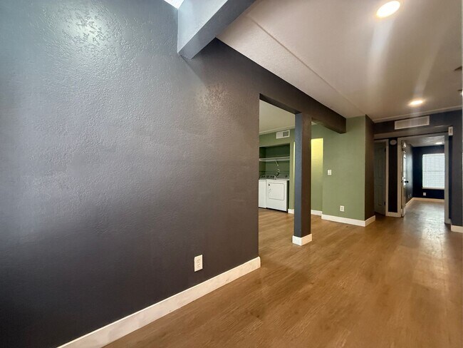 Building Photo - Recently remodeled 2-bed, 2-bath unit for rent in North Las Vegas!