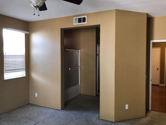 Building Photo - 3117 Thoroughbred St