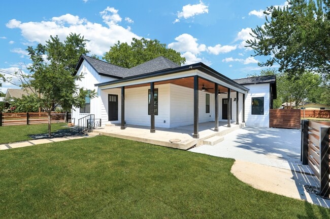 Building Photo - 2425 Monterey St