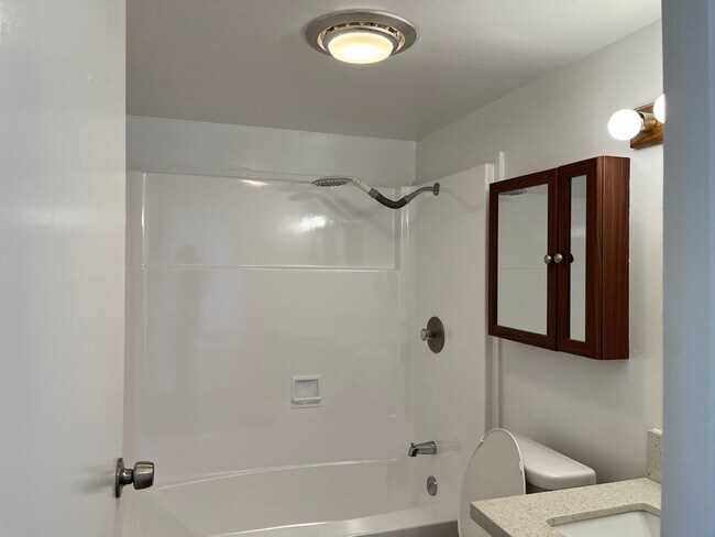 Building Photo - Nahoa Apartments - 2 bedrooms, 1 bath unit w/ 1 parking stall - Avail now!