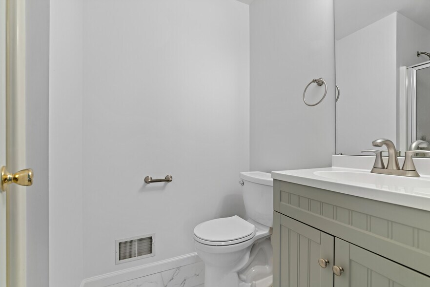Full BAth - 2504 Cortland Ln