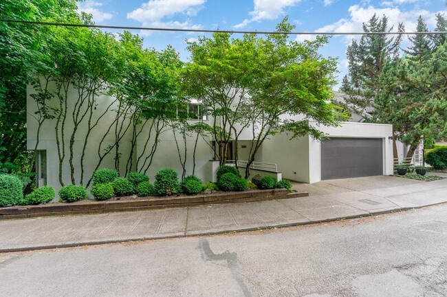Building Photo - 3501 E Terrace St