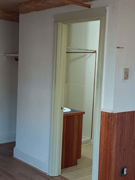 Building Photo - 430 S Holladay Dr