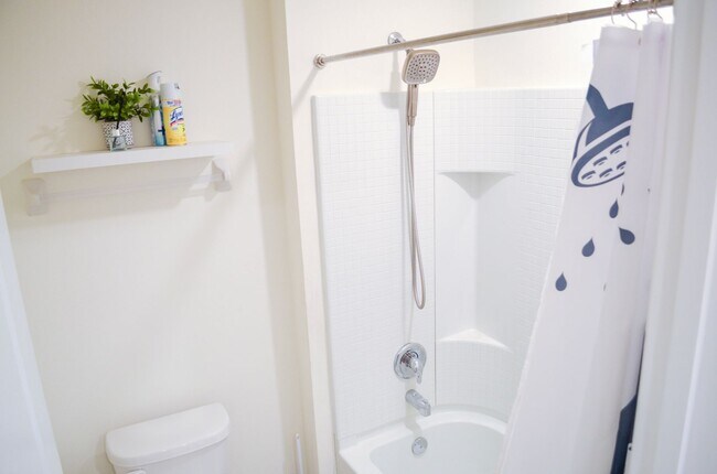 Building Photo - 5 Bedroom 3 Bath in Avalon Woods in Newberry