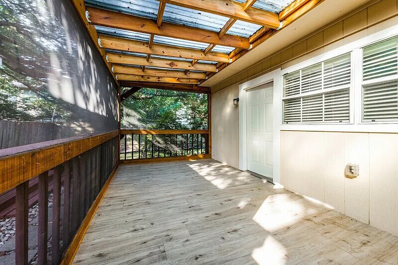 FRONT HOUSE Screened in porch - 4521 Merle Dr