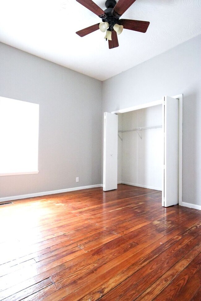 Building Photo - **Spacious 3 bed 2 bath w/ Fenced In Back ...