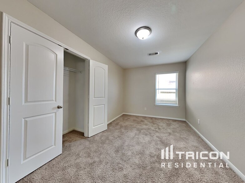Building Photo - 308 Summer Horse Dr