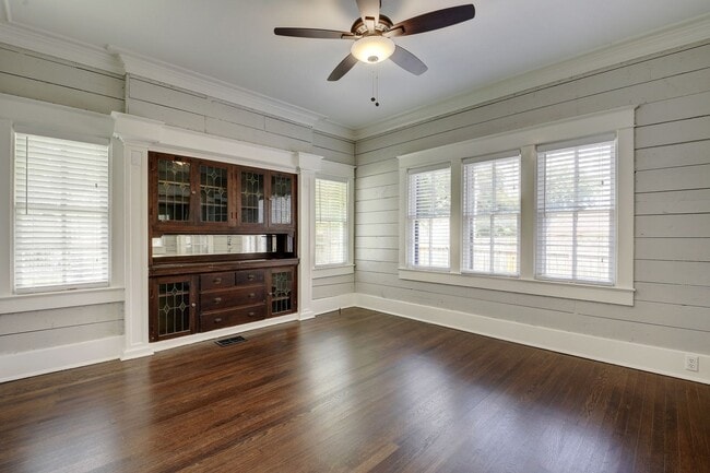 Building Photo - 6bed/3bath House in West Campus