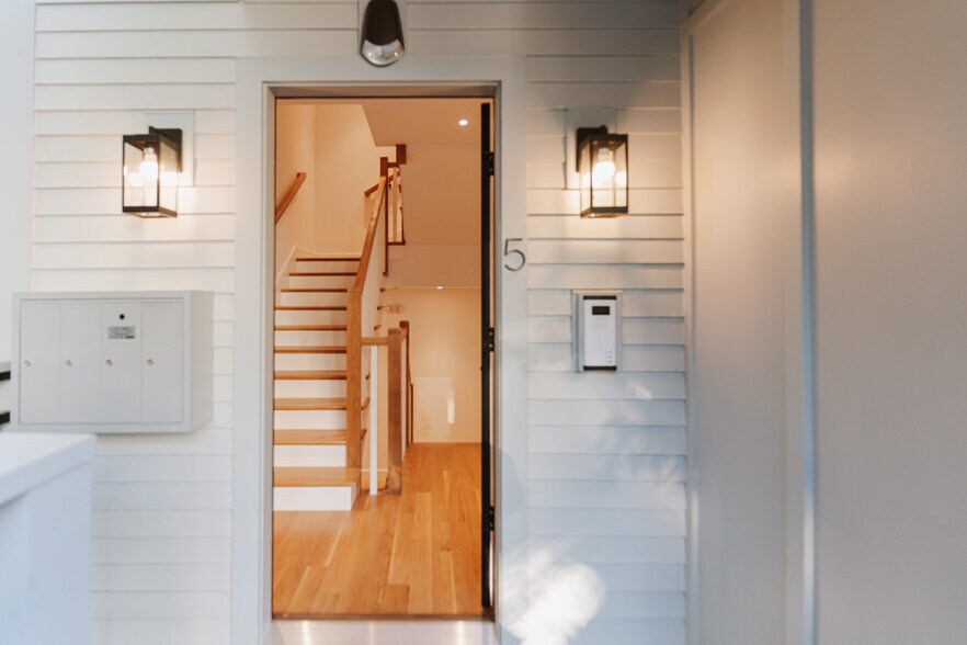 Building Photo - 5 Thurston St