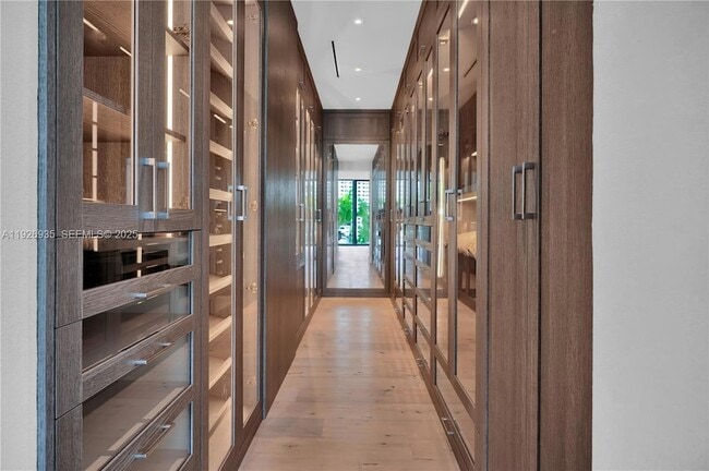 Building Photo - 5501 Pine Tree Dr