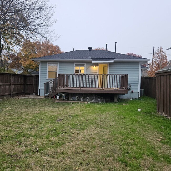 Building Photo - Bradley Duplex