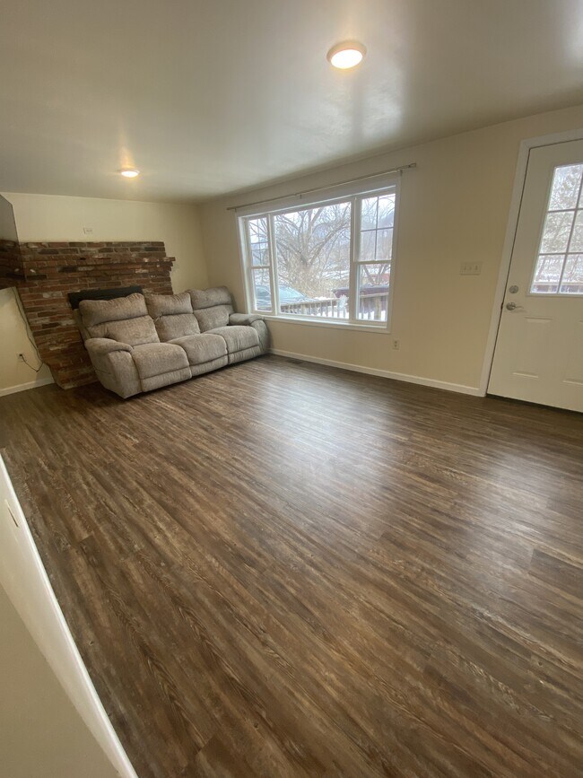 Building Photo - 71 Boddy Ln