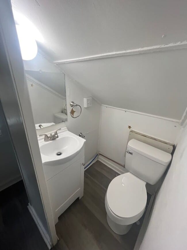 Building Photo - Welcome to 1161 Lincoln! 2 bedrooms & 1.5 bths