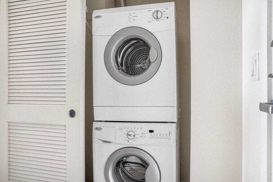 Building Photo - 10349 NE 10th St