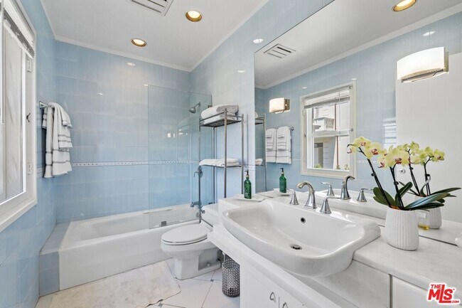 Building Photo - 910 N Crescent Dr