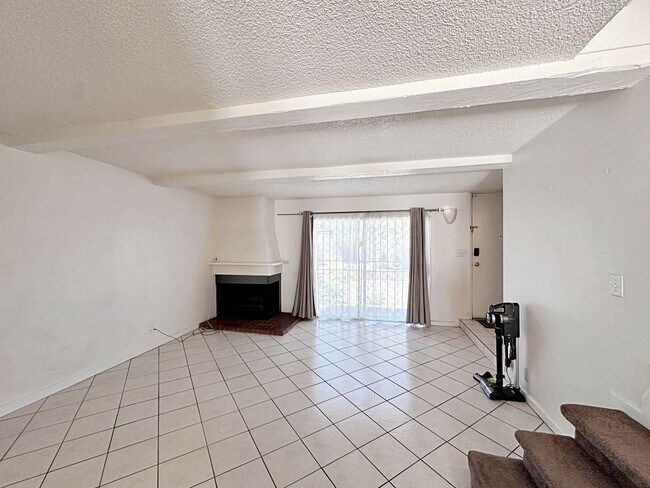 Building Photo - 3 BEDROOM 2.5 BATH TOWNHOME