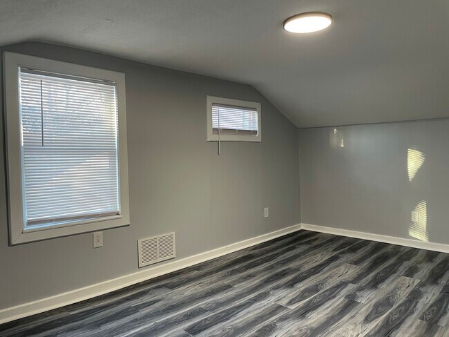 Building Photo - 627 Hawley Ave