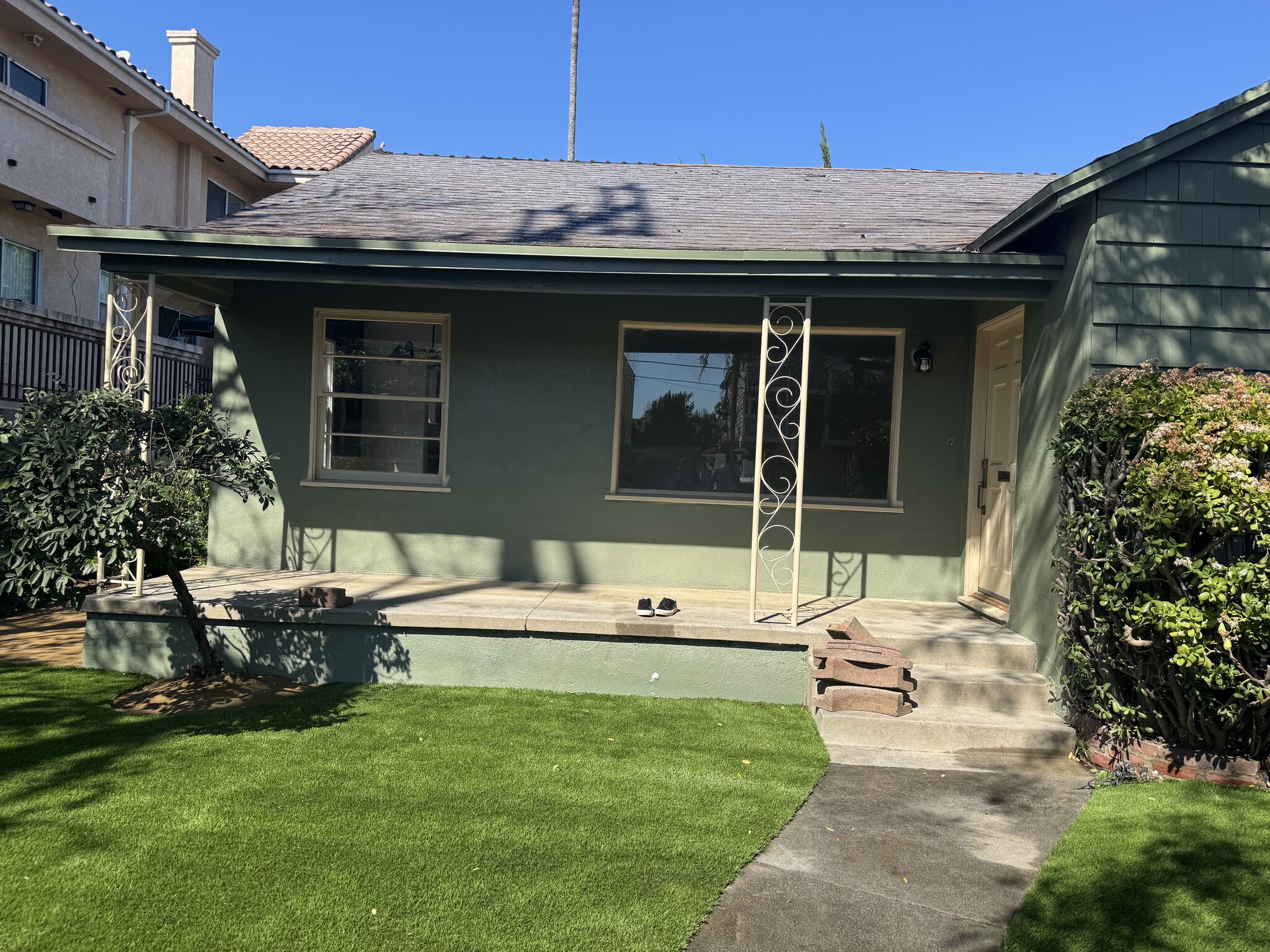 Building Photo - 13345 Burbank Blvd