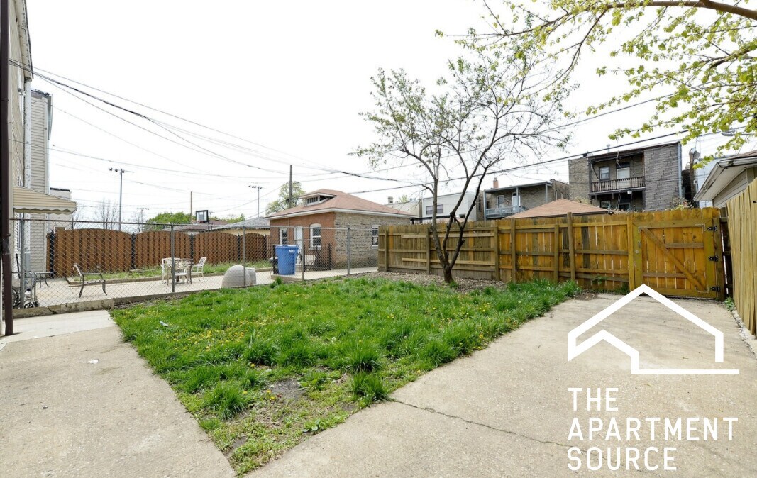 Building Photo - 2118 N Avers Ave