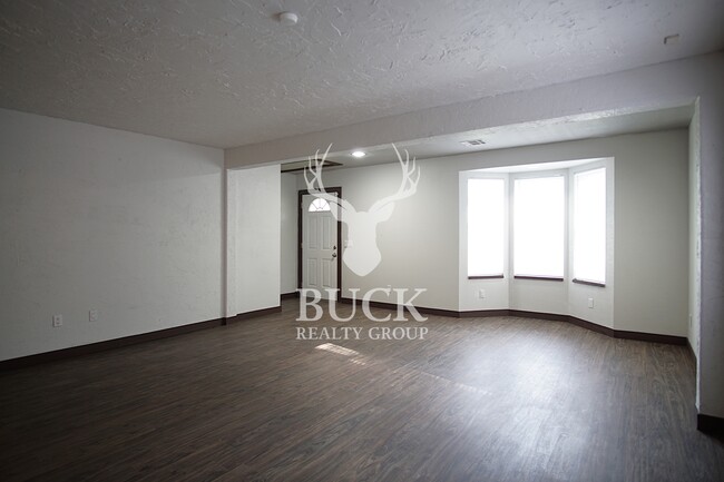 Building Photo - 211 E Harmon Dr