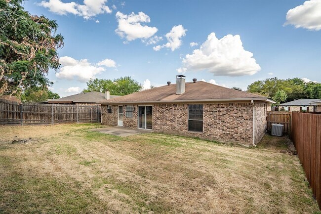 Building Photo - 2717 W Oakdale Rd