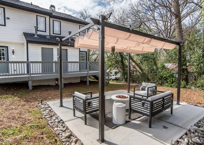 Building Photo - Luxurious 2BD, 1.5BA Raleigh Unit (B) in a Prime Location Near NC State University