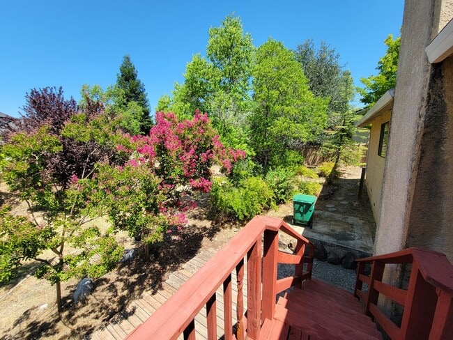 Building Photo - 3 Bedroom House Near Schools and Hiking