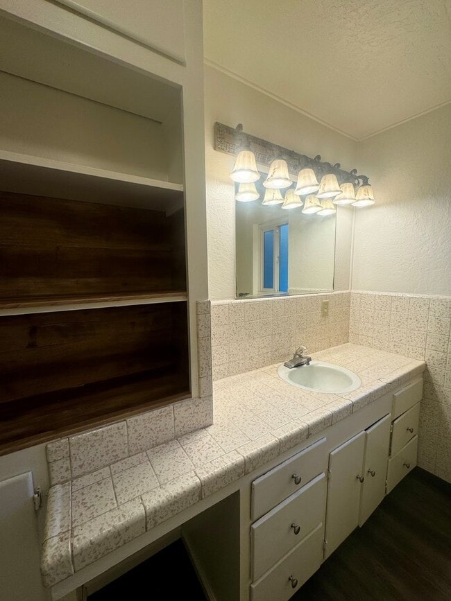 Building Photo - Spacious 3 Bedroom!