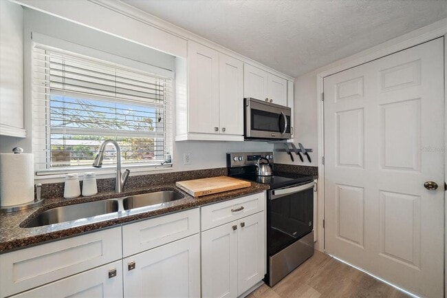 Building Photo - 2650 Leafy Ln