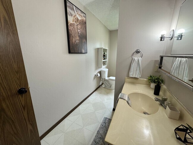 Building Photo - 3 bed, 1.5 bath duplex for rent in Cedar Falls