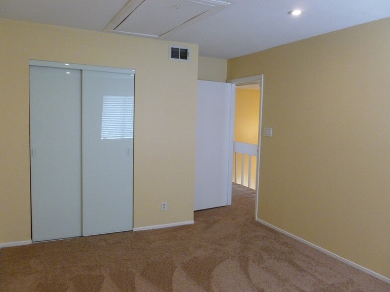 Building Photo - 700 Fernwood Ln