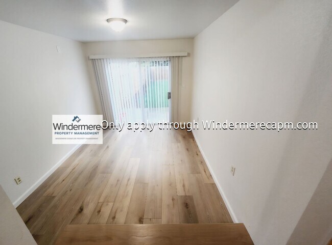 Building Photo - Gorgeous Halfplex in the heart of Carmicha...