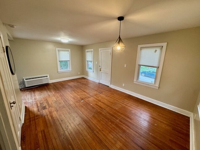 Building Photo - 1706 Cowling Ave