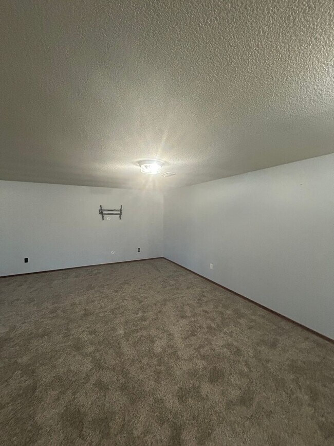 Building Photo - Updated 5 Bedroom , 3 Bath House in Derby Large back Yard