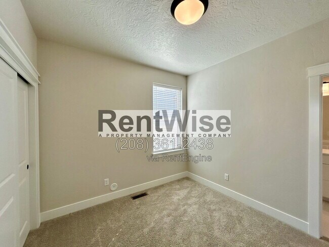 Building Photo - 5690 N Jumplist Ave