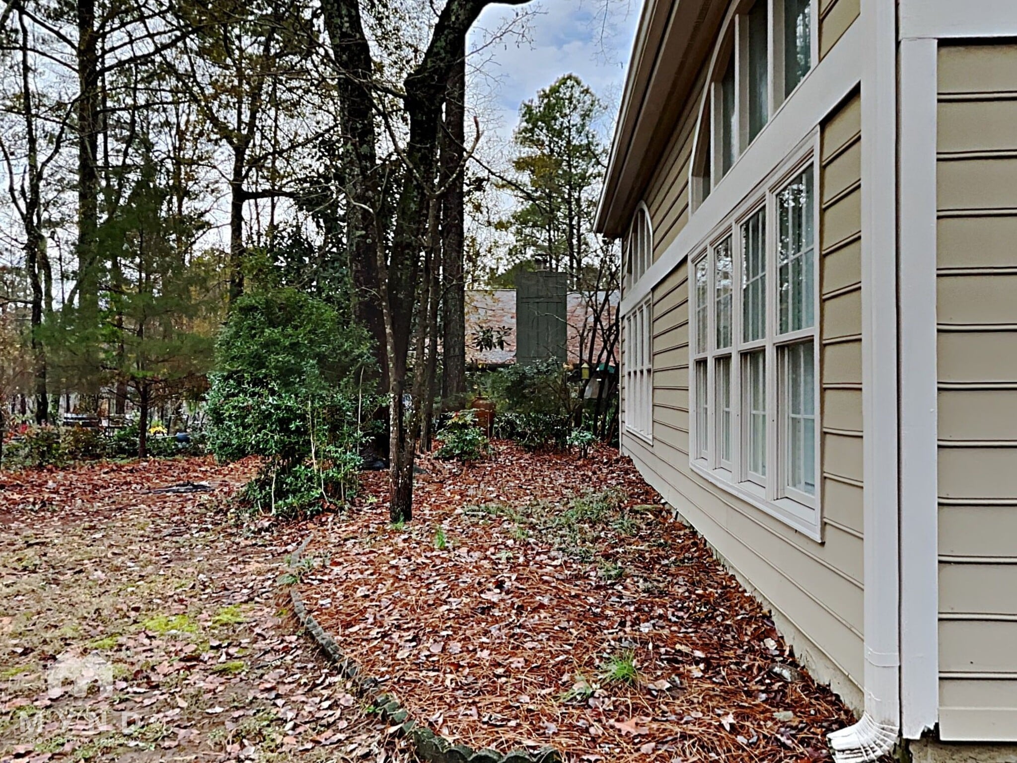 Building Photo - 4015 Golfview Dr