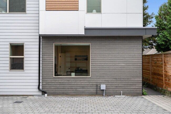 Building Photo - 823 NE 70th St