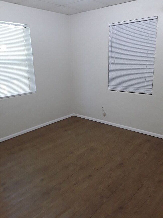 Building Photo - Great location two bedroom one bath with a garage
