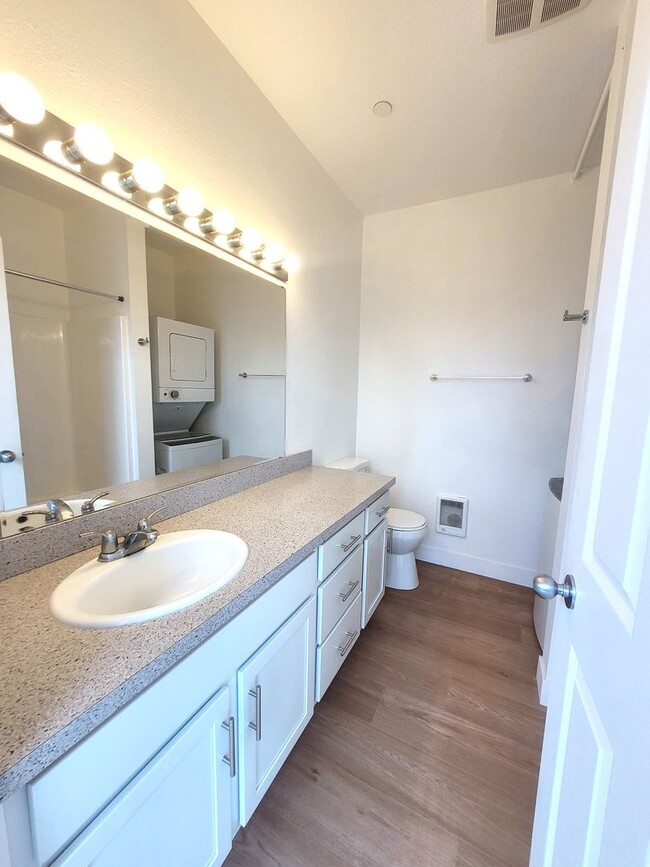Building Photo - Beautifully updated Apartment in the Heart...