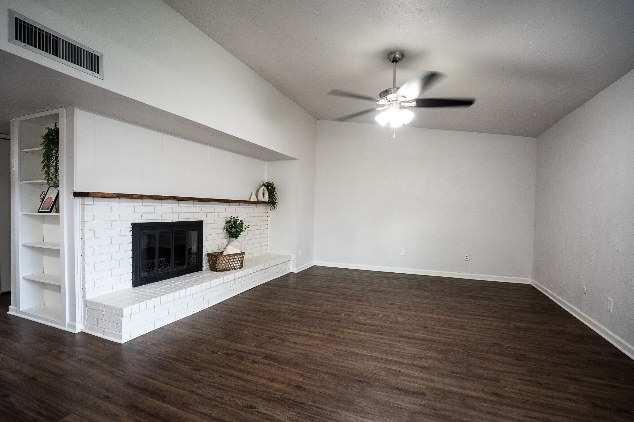 Building Photo - 5097 Roberts Dr