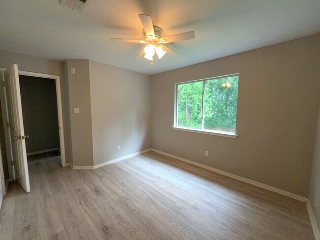Building Photo - 2106 Lexington Woods Dr
