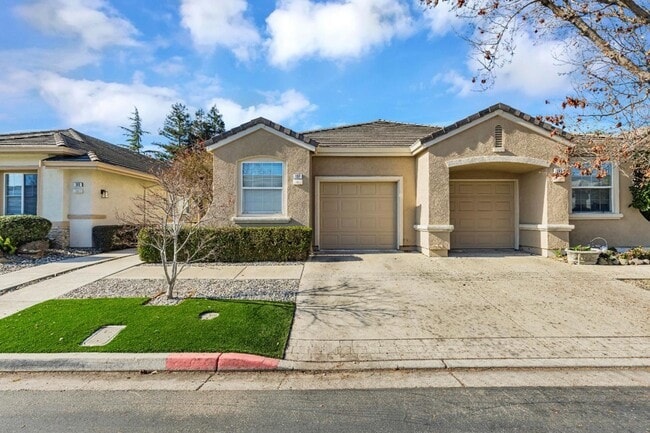 Primary Photo - CHARMING 2 BEDROOM & 2 BATHROOM DUET! LOVE...