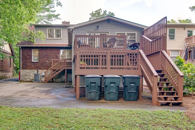 Building Photo - 2610 Woodlawn Dr