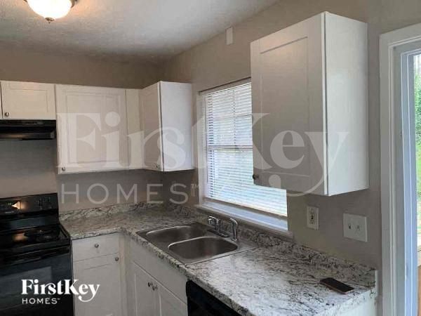 Building Photo - 5195 Suggs St