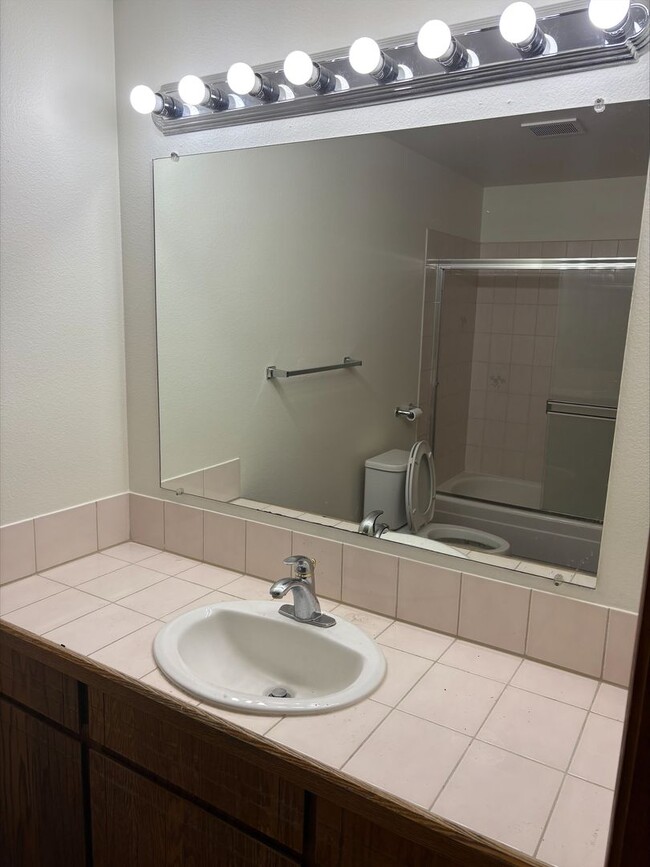 Building Photo - Felida 4 Bedroom with ADA bathroom