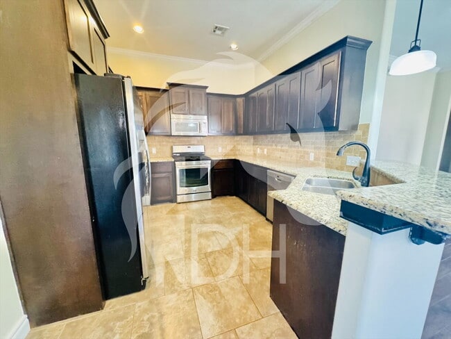 Building Photo - 924 N Creek Dr