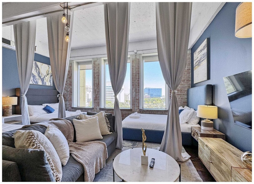 Building Photo - 555 Evergreen St