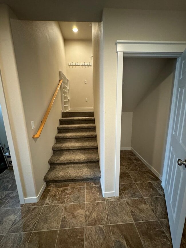 Building Photo - Spacious Duplex in Badger Mountain South
