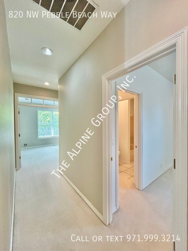 Building Photo - 820 NW Pebble Beach Way